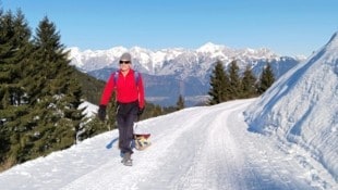 Beim Zustieg hat man das Karwendel im Rücken, beim Rodeln fahren wir darauf zu. (Bild: Peter Freiberger)