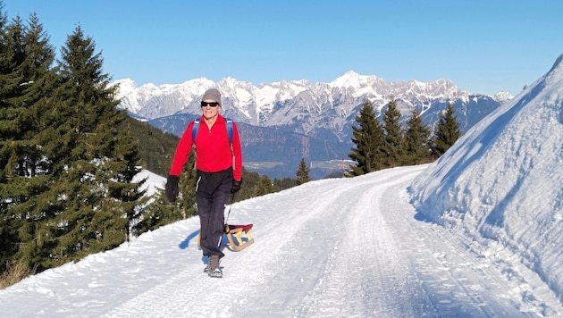 On the ascent, you have the Karwendel behind you, while tobogganing we head towards it. (Bild: Peter Freiberger)