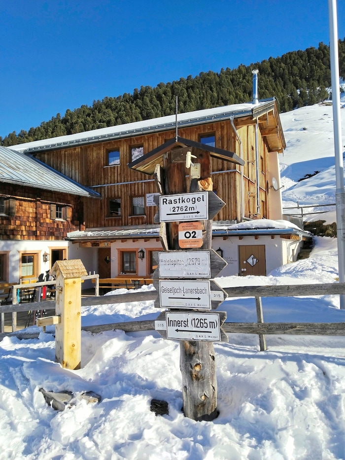 Sonnig im freien Gelände steht die Weidener Hütte. An anderen Zielen fehlt es nicht.