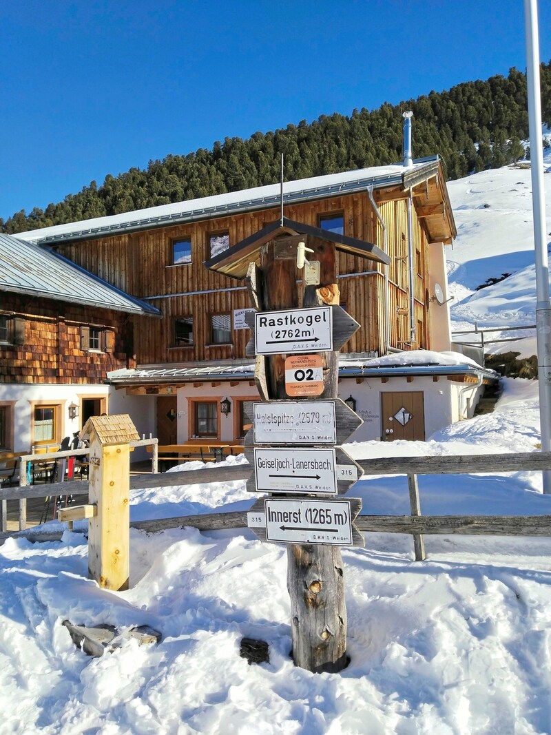 The Weidener Hütte is located in a sunny open area. There is no shortage of other destinations. (Bild: Peter Freiberger)