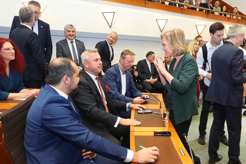 Minister of the Environment Leonore Gewessler (Greens) in conversation with club chairman Norbert Hofer (FPÖ) (Bild: Reinhard Judt)