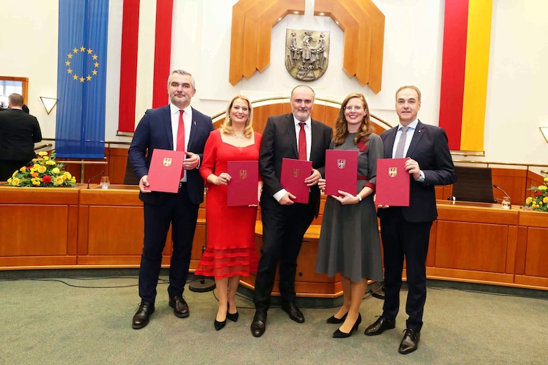 The new provincial government: Provincial councillors Heinrich Dorner and Daniela Winkler, Governor Hans Peter Doskozil, deputy Anja Haider-Wallner and provincial councillor Leonhard Schneemann (Bild: Reinhard Judt)