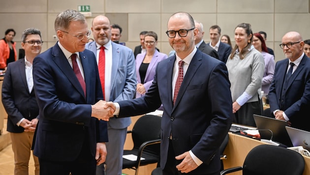 Um 14.15 Uhr war Dietmar Prammer (re.) als neuer Linzer Bürgermeister angelobt. Landeshauptmann Thomas Stelzer gratulierte.  (Bild: Wenzel Markus/Markus Wenzel)