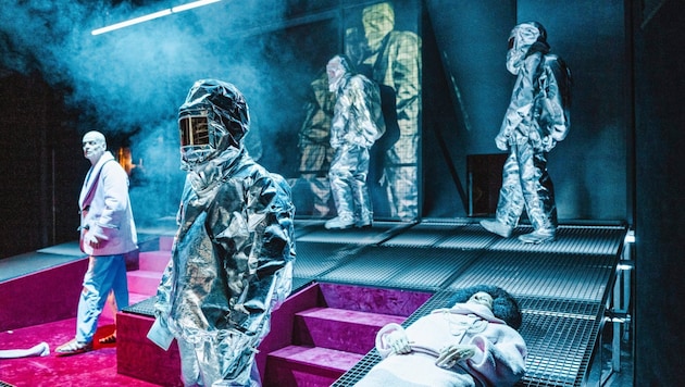 "Biedermann and the Arsonists" at the Landestheater NÖ in St. Pölten. (Bild: Luiza Puiu)