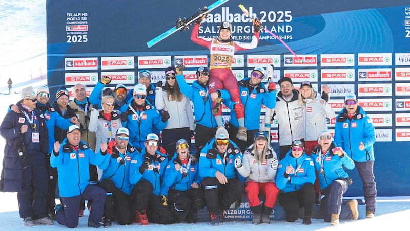 Partystimmung beim ÖSV-Team nach der Goldmedaille für Stephi Venier (Bild: Pail Sepp/Sepp Pail)