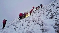 Unter schwierigen Bedingungen – es hatte im Oktober intensiv geschneit – stiegen die Bergretter damals auf die Hohe Munde. (Bild: Bergrettung Leutasch)