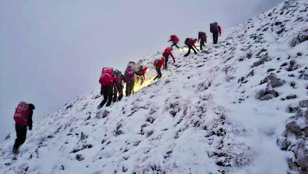 Under difficult conditions - it had snowed heavily in October - the mountain rescuers climbed the Hohe Munde. (Bild: Bergrettung Leutasch)