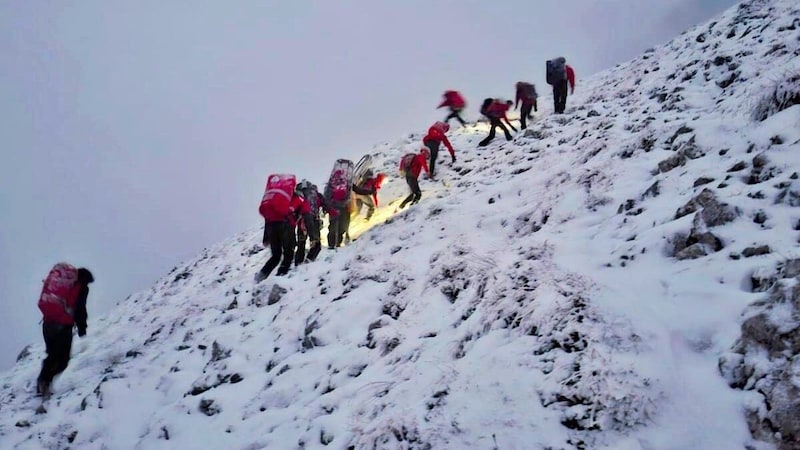 Unter schwierigen Bedingungen – es hatte im Oktober intensiv geschneit – stiegen die Bergretter damals auf die Hohe Munde. (Bild: Bergrettung Leutasch)