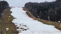 Auch so kann eine WM-Piste aussehen – das weiße Band der Paraski-WM in Marburg. (Bild: Markus Salcher)