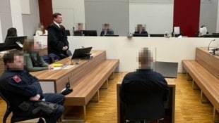 Nicht nur der Angeklagte gab sich beim Prozess zugedeckt. (Bild: Krone KREATIV)