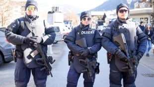 In Österreich gilt derzeit die zweite Terrorwarnstufe. Schwer bewaffnete Polizisten sind bei der WM im Einsatz. (Bild: Tröster Andreas)