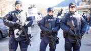 In Österreich gilt derzeit die zweite Terrorwarnstufe. Schwer bewaffnete Polizisten sind bei der ...