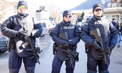 In Österreich gilt derzeit die zweite Terrorwarnstufe. Schwer bewaffnete Polizisten sind bei der ...