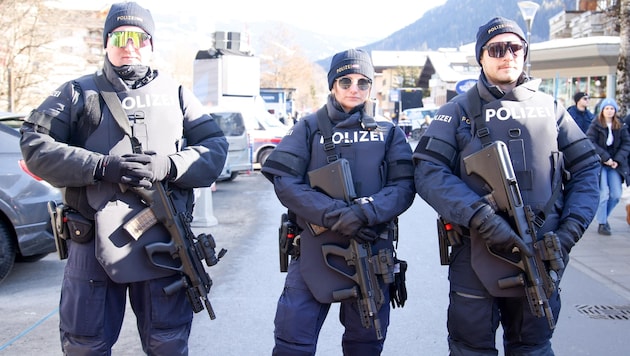 In Österreich gilt derzeit die zweite Terrorwarnstufe. Schwer bewaffnete Polizisten sind bei der WM im Einsatz. (Bild: Tröster Andreas)