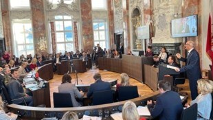 LH Anton Mattle verteidigte im Landtag die bisherige Arbeit der Landesregierung.