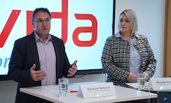 Reinhard Stemmer und Mirsada Dizdarevic bei der Pressekonferenz am Donnerstag.