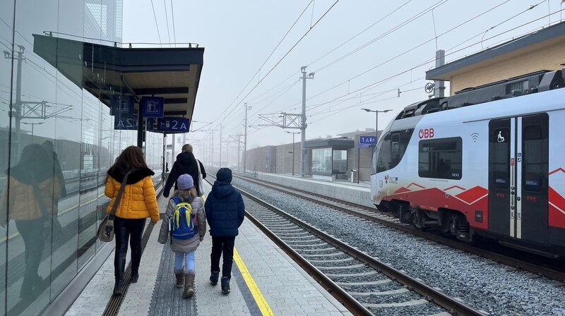 Changing trains at Maishofen station (Bild: Elisa Torner)