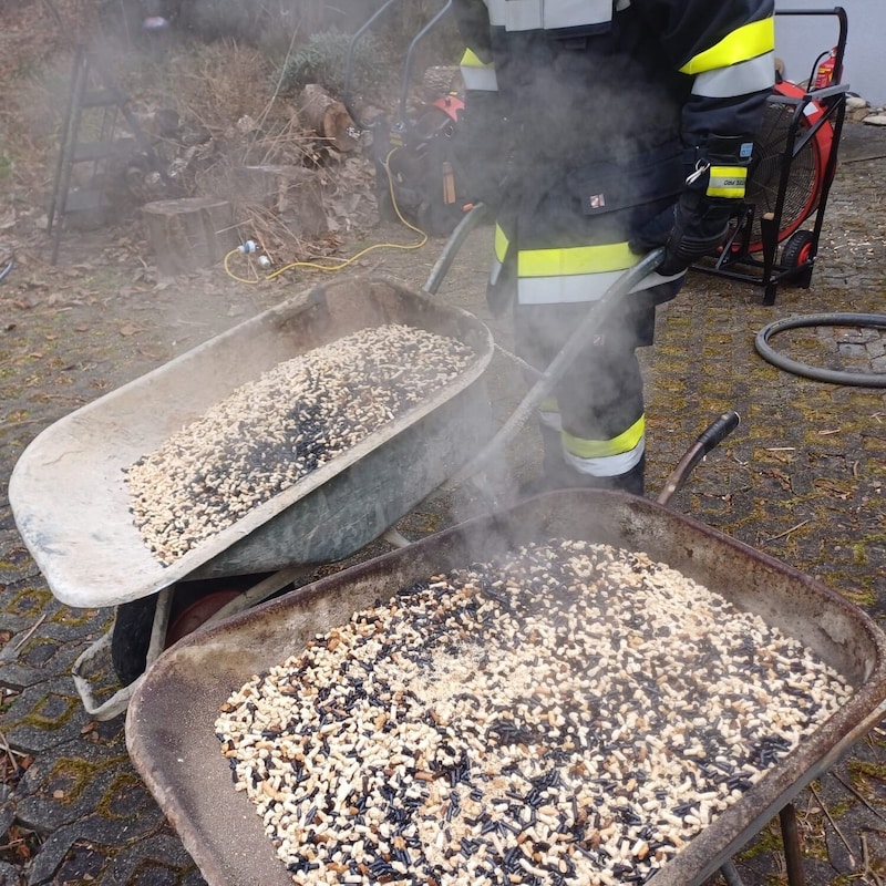 Die Pellets hatten sich zum Teil entzunden. (Bild: FF Sankt Oswald bei Plankenwarth)