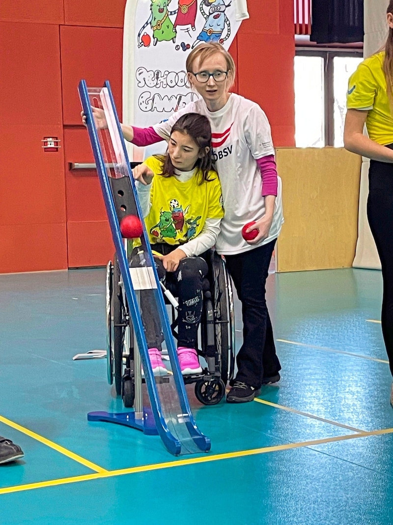 Lena playing boccia. (Bild: Krall)