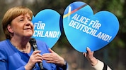 „Wir schaffen das!“: Ihre Grenzöffnung für Migranten wird Angela Merkel ewig nachhängen. (Bild: Krone KREATIV/APA/AFP/Gregor Fischer, APA/Kirill KUDRYAVTSEV)