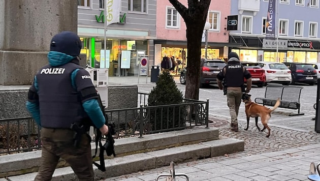 Die Polizisten waren schwer bewaffnet mitten in Ried unterwegs (Bild: Pressefoto Scharinger/Daniel Scharinger)