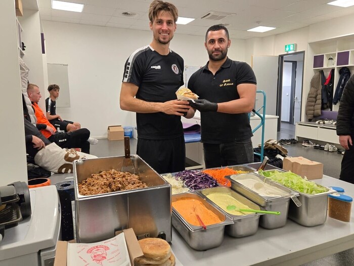 „Best of Kebab“-Boss Ertürk (re.) brachte am Donnerstag das Mittagessen in die Kabine – ...