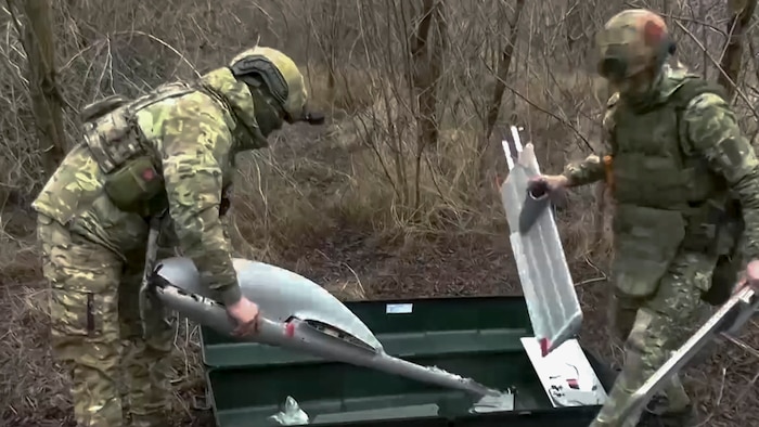 Russische Soldaten mit einer Drohne