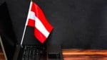 Die Österreich-Fahne mit Hoheitssymbol darf in Schulen nur nach juristischer Abklärung verwendet werden. (Bild: stock.adobe.com/mirsad - stock.adobe.com)