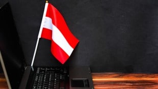 Die Österreich-Fahne mit Hoheitssymbol darf in Schulen nur nach juristischer Abklärung verwendet werden. (Bild: stock.adobe.com/mirsad - stock.adobe.com)