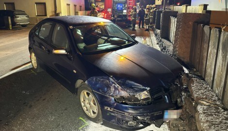 Der Wagen des 29-Jährigen krachte durch die Wucht der Kollision in eine Mauer. (Bild: zoom.tirol)