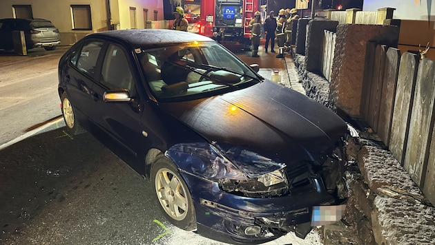 Der Wagen des 29-Jährigen krachte durch die Wucht der Kollision in eine Mauer. (Bild: zoom.tirol)