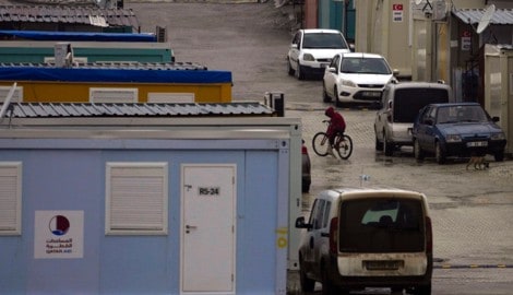 Zwei Jahre nach den Erdbeben in der Türkei leben weiterhin Hunderttausende Menschen in Containern. (Bild: AP/Khalil Hamra)