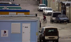 Zwei Jahre nach den Erdbeben in der Türkei leben weiterhin Hunderttausende Menschen in ...
