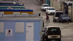 Zwei Jahre nach den Erdbeben in der Türkei leben weiterhin Hunderttausende Menschen in Containern. (Bild: AP/Khalil Hamra)