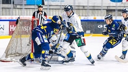 Jeder Zentimeter war im Hinspiel der Österreichischen Meisterschaft zwischen den Zeller Eisbären (li.) und Kitzbühel enorm hart umkämpft. (Bild: Johannes Radlwimmer)