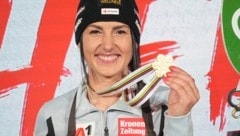 Stephanie Venier lacht mit ihrer Goldenen um die Wette. (Bild: Pail Sepp)