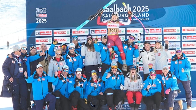 Great jubilation throughout the ÖSV team (Bild: Pail Sepp/Kronen Zeitung)