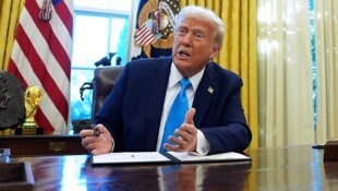 Trump unterzeichnet ein Dekret nach dem anderen.