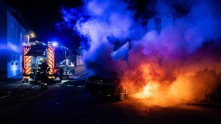 Der Wagen brannte komplett aus.