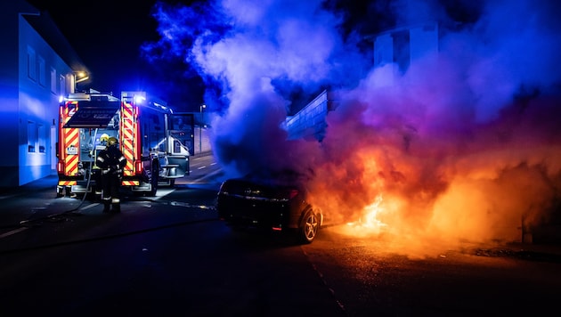 Der Wagen brannte komplett aus. (Bild: TEAM FOTOKERSCHI / ANTONIO BAYER)