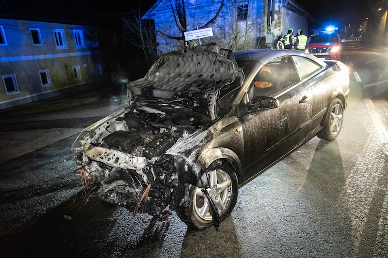 Der Wagen war nach dem Unfall völlig zerstört. (Bild: TEAM FOTOKERSCHI / ANTONIO BAYER)