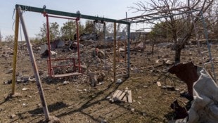 Ein Spielplatz inmitten von Trümmern in der ukrainischen Stadt Odessa