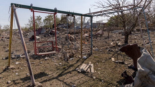 Ein Spielplatz inmitten von Trümmern in der ukrainischen Stadt Odessa (Bild: APA/AFP)