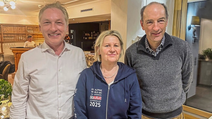 Tristkogel-Chefin Elfi Gensbichler mit „Krone“-Herausgeber Christoph Dichand (re.) und ...