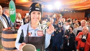 Mit Bierkrug und Goldmedaille – Stephie hatte auch bei der großen Party alles fest im Griff. (Bild: Birbaumer Christof)