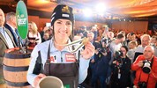 Mit Bierkrug und Goldmedaille – Stephie hatte auch bei der großen Party alles fest im Griff.
