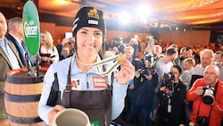 Mit Bierkrug und Goldmedaille – Stephie hatte auch bei der großen Party alles fest im Griff. (Bild: Birbaumer Christof)