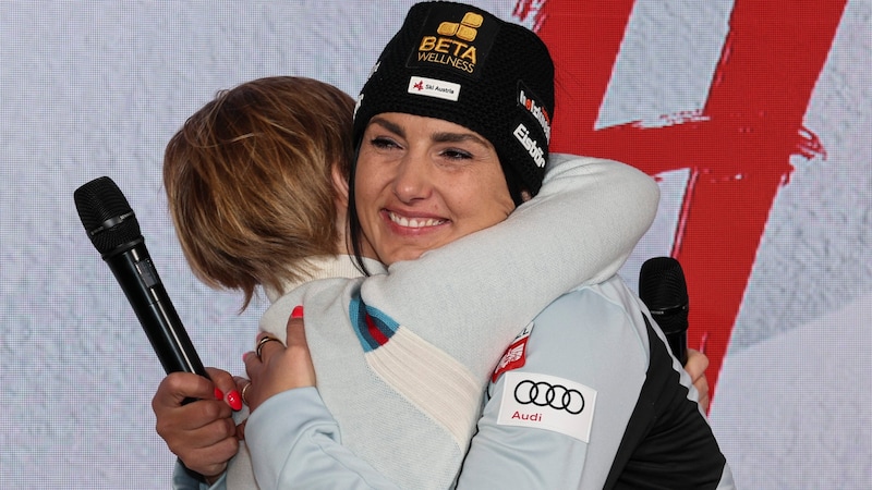 Nici Schmidhofer wurde 2017 Super-G-Weltmeisterin, gestern gratulierte sie Stephanie Venier zu diesem Titel. (Bild: GEPA/GEPA pictures)