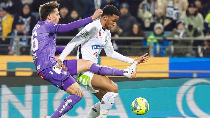 Auch der Steirer Johannes Handl (li.) hat mit seiner Austria beim Meister Platz eins vor Augen, ...