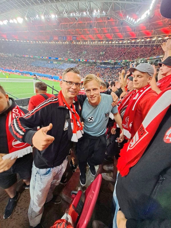 Xaver Schlager im Fansektor – das war für Thierschädl (li.) ein ganz großes Highlight.